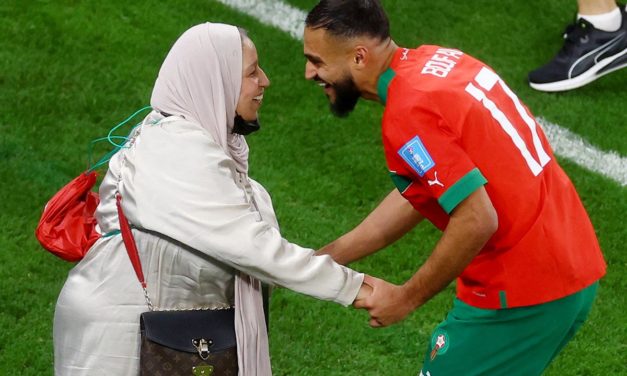 ¡QUÉ BELLO ES EL FUTBOL! JUGADOR DE MARRUECOS CELEBRA CON SU MAMA