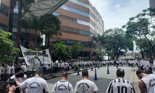 AFICIONADOS DE BRASIL HACEN VIGILIA POR LA SALUD DE PELE (VIDEO)