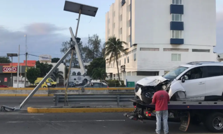 Causa destrozos en carretera cuando iba hacia Nuevo Veracruz