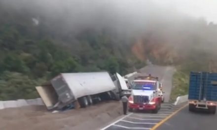 TRAILER SE SINIESTRA EN LA AUTOPISTA PUEBLA-CORDOBA