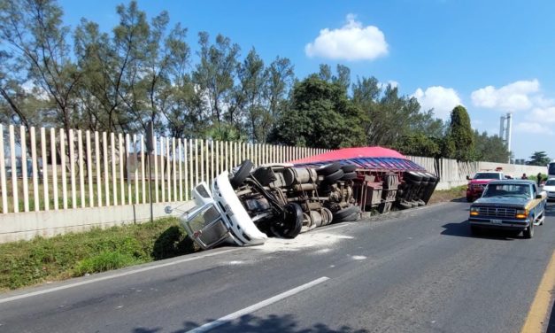 APARATOSA VOLCADURA DE TRAILER CON FERTILIZANTE EN LA CARRETERA VERACRUZ-XALAPA