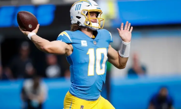 NFL: Los Chargers vencen a los Dolphins y buscan Playoffs