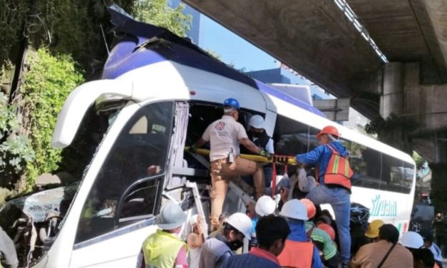 CHOCA CAMION DE TURISMO CONTRA COLUMNA DEL SEGUNDO PISO VIAL EN EL PERIFERICO