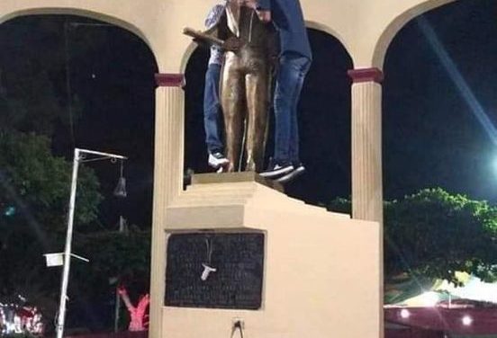 JOVENES ALCOHOLIZADOS SE SUBEN A ESTATUA DE BENITO JUÁREZ