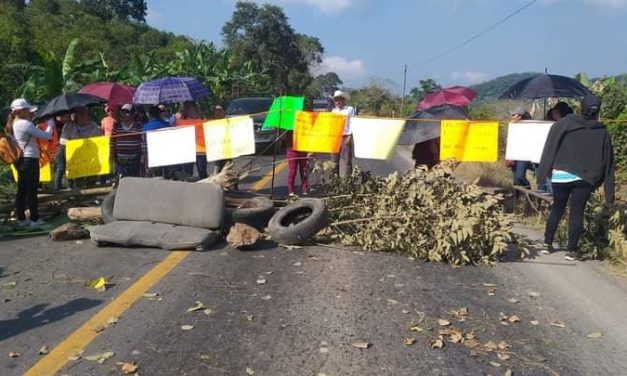 BLOQUEADA LA CARRTERA TEPETZINTLA-TANTOYUCA