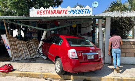 AUTOMOVILISTA SE ESTRELLA EN RESTAURANTE DE MARISCOS EN OLUTA