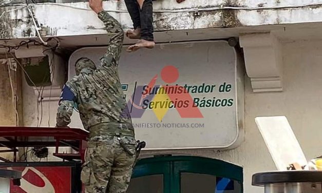 POLICÍAS RESCATAN A DR0GADICTO QUE SE SUBIÓ A UN ALERO DEL PALACIO MUNICIPAL DE ACAYUCAN