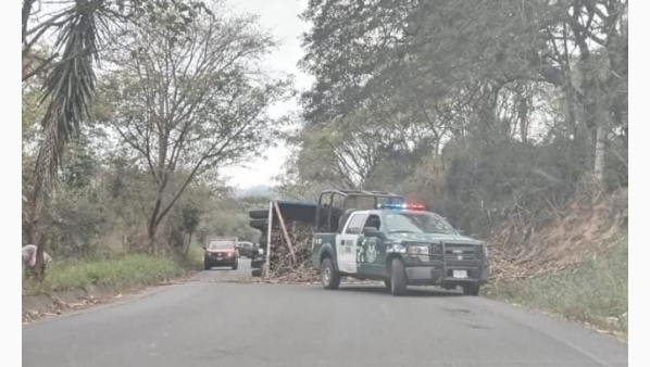 Vuelca camión cañero en la Xalapa-Alto Lucero; chofer resultó lesionado