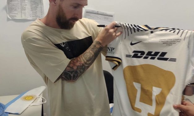 Messi presume playera de Pumas