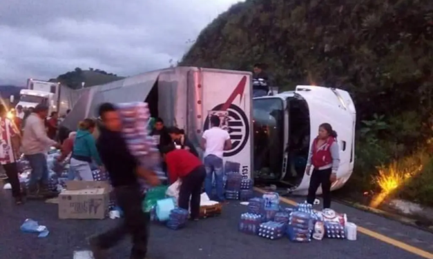 Camión se voltea en carretera federal 190