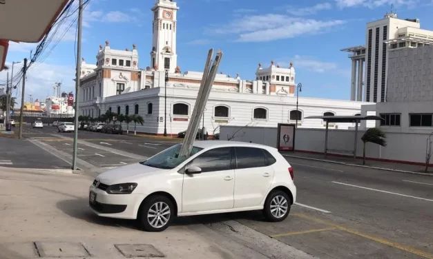 Cae cristales de la torre de Veracruz y le dan a un carro