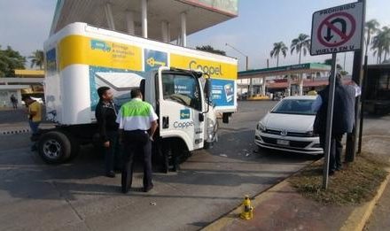 Choca auto contra camión en bulevar Córdoba-Fortín, en Parque de Floricultura