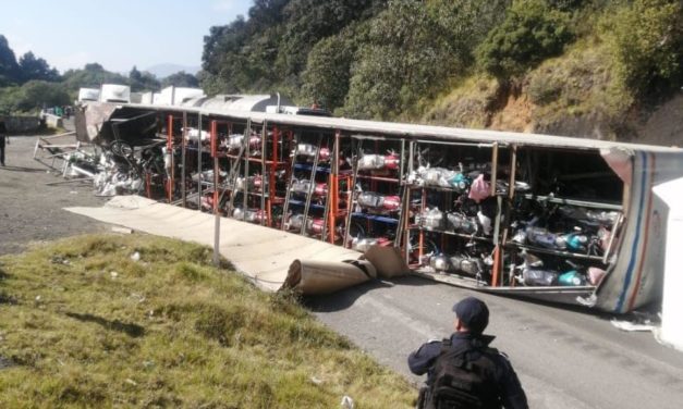 VUELCA CAMIÓN QUE TRANSPORTABA MOTOCICLETAS