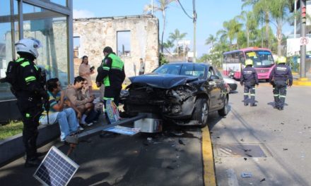 SE DESBARATA BORA AL CHOCAR CONTRA CAMIONETA