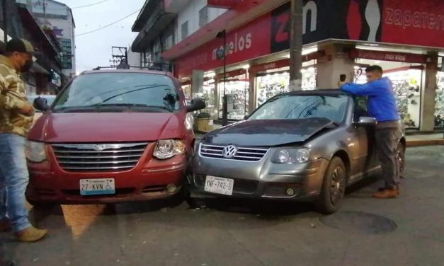 COLISIONA JETTA CONTRA CAMIONETA