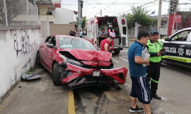 Circula vehículo Kia en sentido Contrario y choca contra poste.