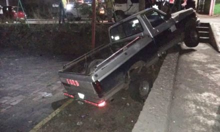 TERMINA CAMIONETA FORD EN EL PATRIO DE LA CLINICA DEL IMSS