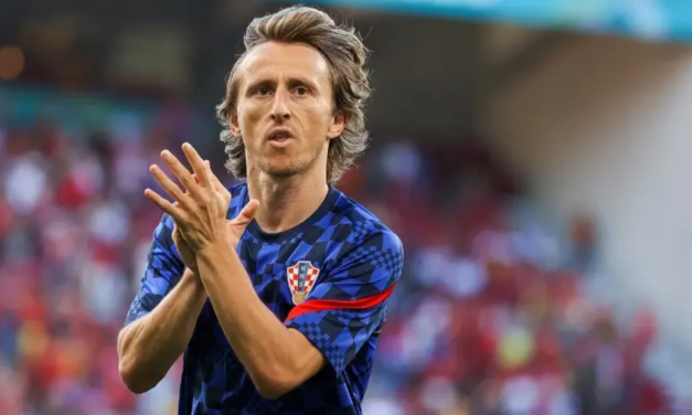 Modric dona camiseta firmada a afectados por sismo en Turquía