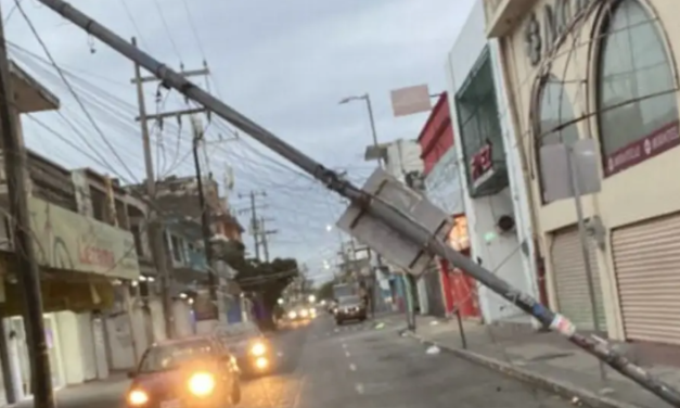 Poste sobre auto; 7 luminarias caídas y semáforos sin funcionar por Norte: García Cardona