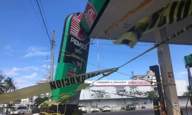 Norte daña anuncio luminoso en gasolinera de Veracruz