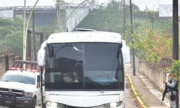 Aseguran tres autobuses con más de 120 migrantes en el sur de Veracruz