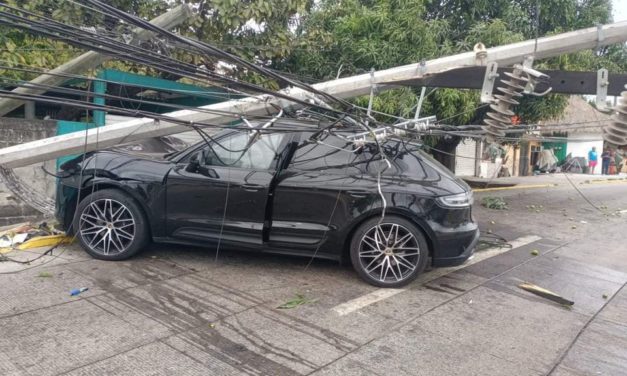 CAMIONETA SE ESTRELLA CONTRA FACHADA DE CASA Y DERRIBA POSTE DE LUZ