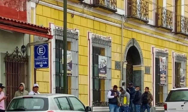 MUJER SIN VIDA DENTRO DE UN VEHÍCULO EN ORIZABA