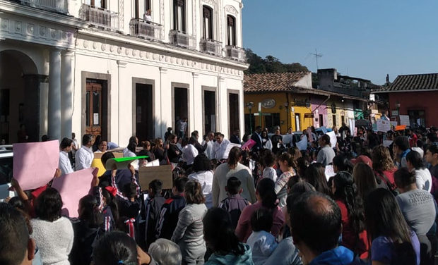 Alumnos, padres y docentes de escuela de Coatepec se manifestaron por robo a la institución