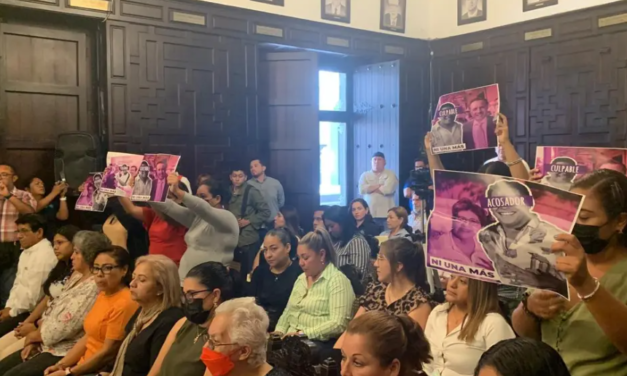 En sesión de Cabildo de Veracruz, mujeres protestan contra regidor acusado de presunto acoso