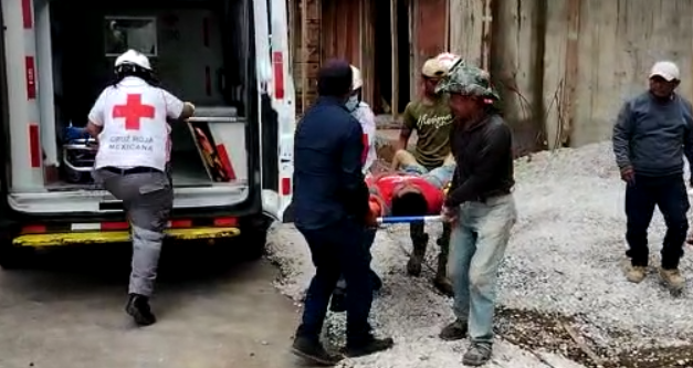 CAE TRABAJADOR DE LA CONSTRUCCION DE UNA OBRA (VIDEO)