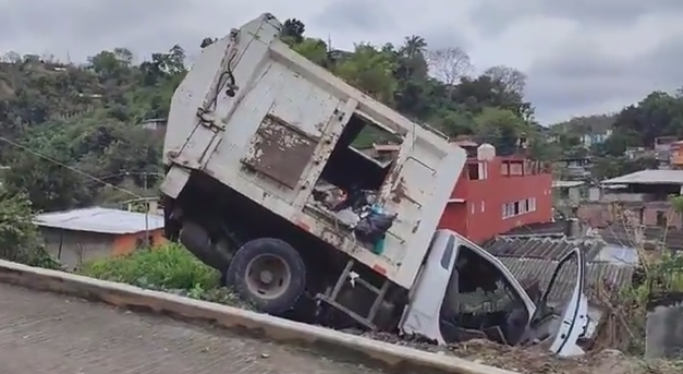 CAMIÓN AVERIADO CASI PROVOCA TRAGEDIA. ¡TRES HERIDOS!