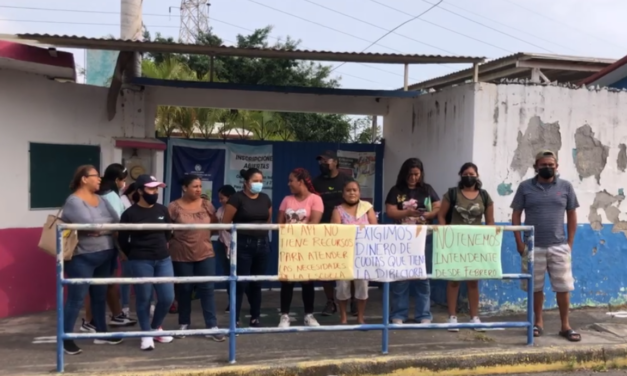 PADRES DE FAMILIA TOMAN EL JARDIN DE NIÑOS LAZARO CARDENAS