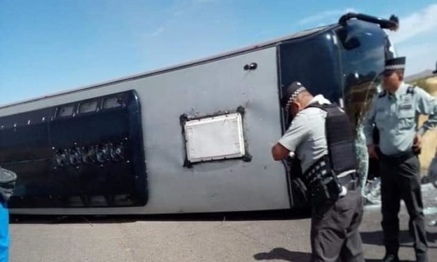 VARIOS HERIDOS EN VOLCADURA DE CAMION DE TURISMO CARRETERA FEDERAL 49 EN RÍO GRANDE, SON DEL SUR DE VERACRUZ.