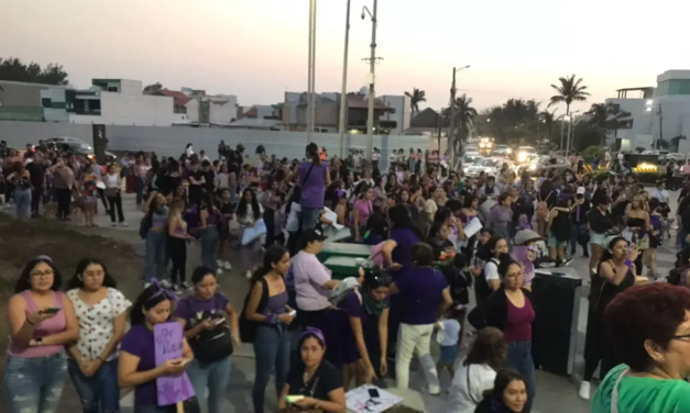 Cientos marchan a favor de las mujeres en Boca del Río