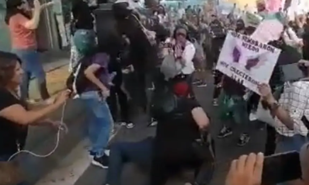 Golpeado por feministas tras rociarlas con agua bendita