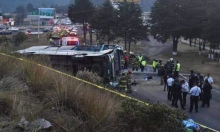 VUELCA CAMIÓN CON PEREGRINOS EN LA CARRETERA MEXICO-TOLUCA