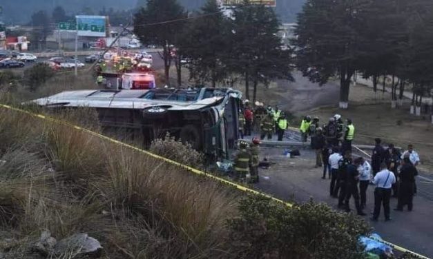 VUELCA CAMIÓN CON PEREGRINOS EN LA CARRETERA MEXICO-TOLUCA