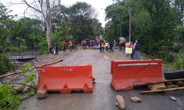 ¡Bloquean la carretera Misantla – Martínez de la Torre! (fotos)