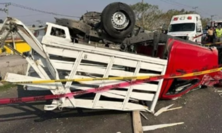 Mueren 4 personas tras volcadura de camioneta en Ecatepec