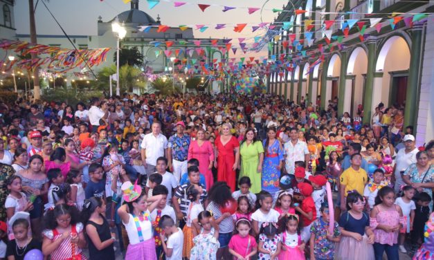 ¡ Lizzette hace mega festejo a los niños de Alvarado !