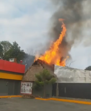 Se incendia bar «tetos»; bomberos logran sofocar el fuego