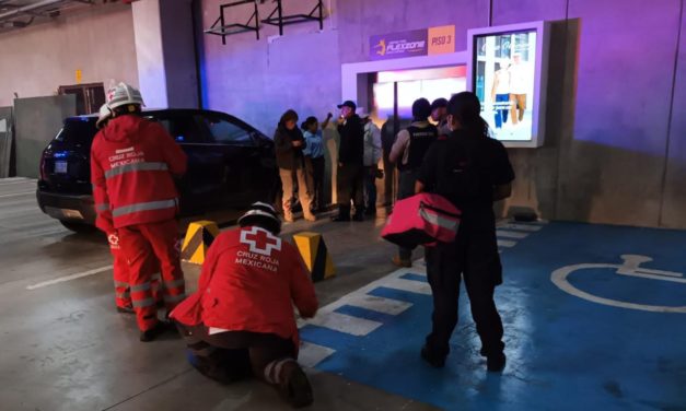 NEGLIGENCIA DE ENCARGADA DE LA PLAZA XANAT EN XALAPA NEGO ACCESO A LOS CUERPOS DE EMERGENCIA PARA RESCATAR A TRES NIÑOS ATRAPADOS EN EL ELEVADOR