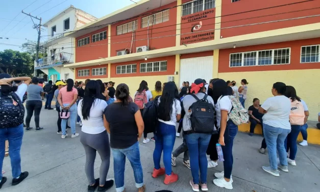 PADRES DE FAMILIA TOMAN EL TELEBACHILLERATO DE TUZAMAPA; EXIGEN EL CESE DE MAESTRO INCITADOR AL SUICIDIO