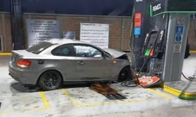 🚗VEHÍCULO DE LUJO SE ESTRELLA CONTRA BOMBA DE GASOLINA