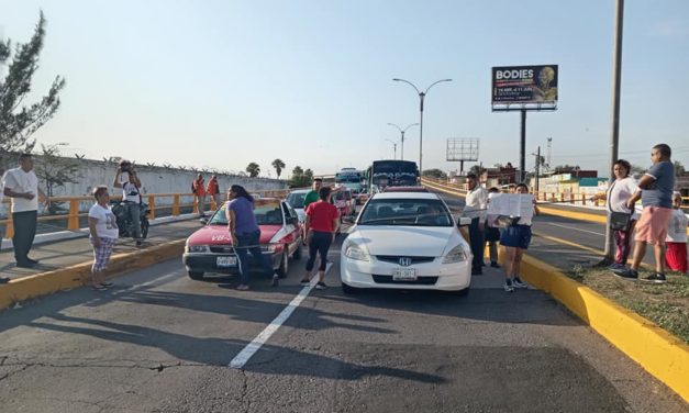 VECINOS DE LA COLONIA VIRGILIO URIBE CERRARON EL PUENTE ALLENDE COMO PROTESTA CONTRA C.F.E.