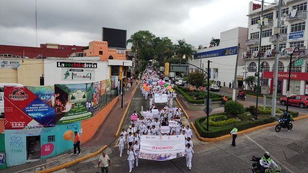 Marchan enfermeras en Xalapa, piden que la carrera sea reconocida como licenciatura