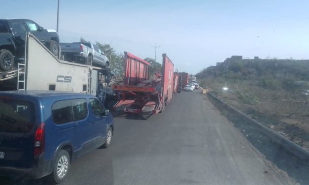 Operadores del transporte público de carga atravesaron unidades en el acceso al Puerto de Veracruz para exigir mejores condiciones