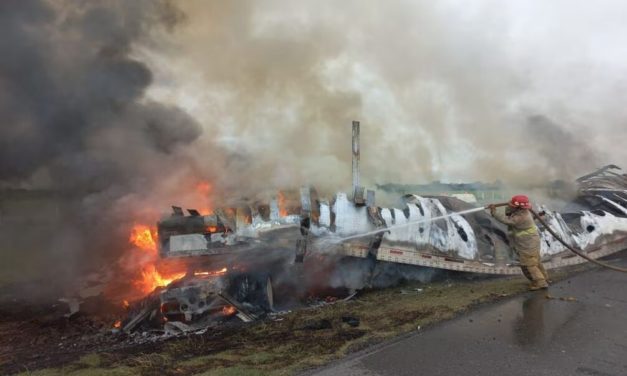 🚚CHOQUE ENTRE TRAILER Y CAMIONETA DEJA 13 MUERTOS (VIDEO)