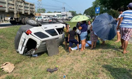 VUELCA CAMIONETA EN LA CARRETERA CARDENAS-VILLAHERMOSA