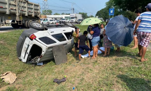 VUELCA CAMIONETA EN LA CARRETERA CARDENAS-VILLAHERMOSA